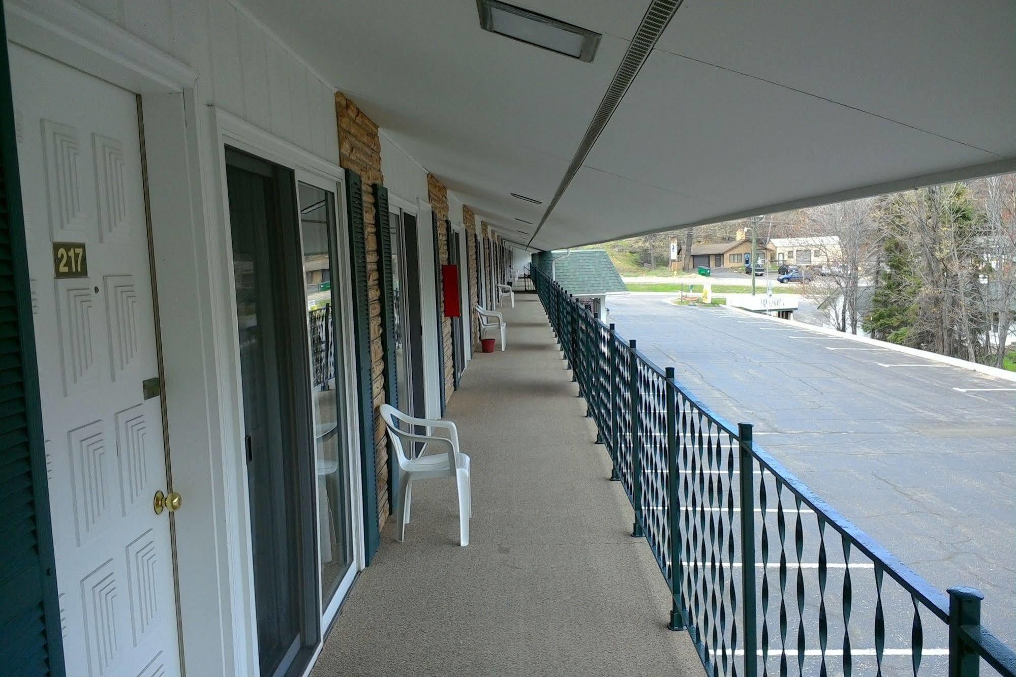 Brentwood Motor Inn Marquette Extérieur photo