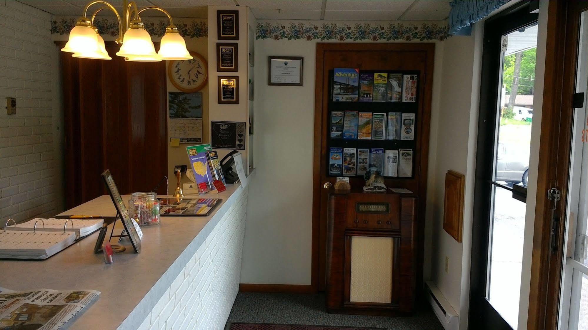 Brentwood Motor Inn Marquette Extérieur photo